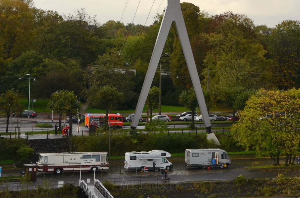 Einsatz BF Hoehenretter Koelner Seilbahn Hoehe Zoobruecke P2074.JPG